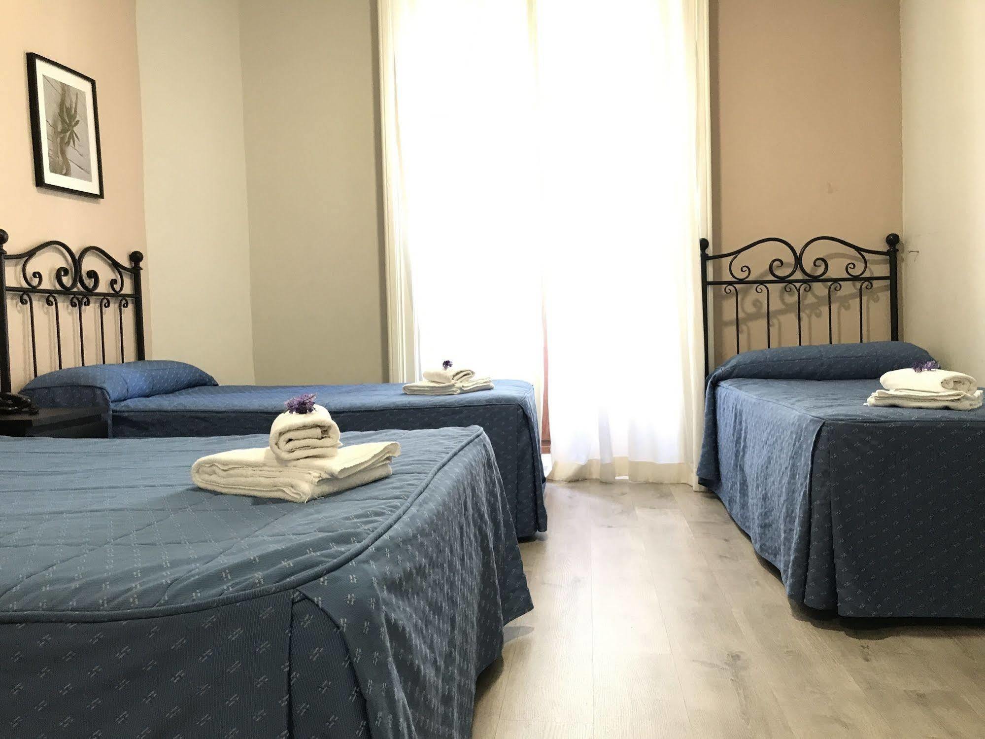 Hostal El Pilar Madrid Eksteriør billede