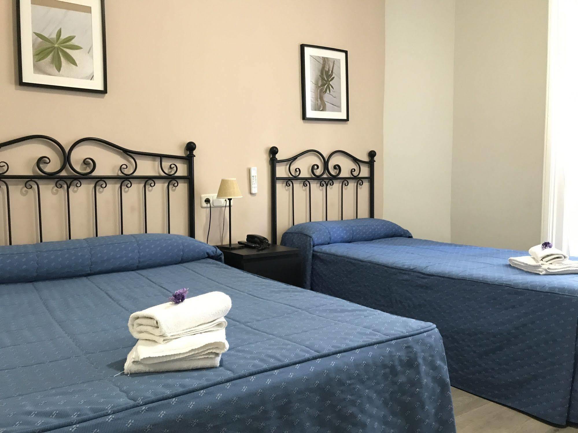 Hostal El Pilar Madrid Eksteriør billede